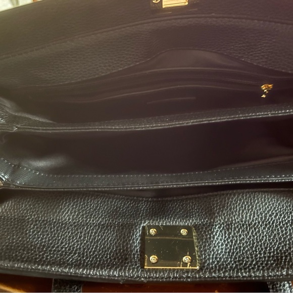 Isaac Mizrahi Elegant Black Shoulder Bag - Picture 13 of 16